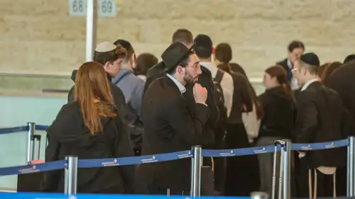 مسافرون عبر مطار بن غويون في إسرائيل