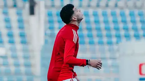 إمام عاشور في تدريبات الإحماء قبل مباراة الأهلي وبيراميدز