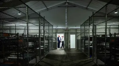 ترامب خلال زيارته للسجن