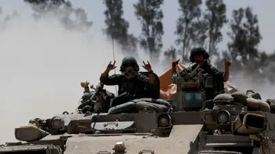 جنود إسرائيليون فوق دباباتهم في قطاع غزة