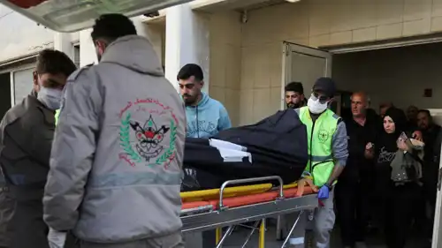 جثة قتيل بغارة إسرائيلية تصل إلى مستشفى الحريري في بيروت