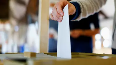 شخص يُدلي بصوته في انتخابات سابقة ألمانيا