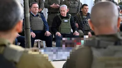 وزير الدفاع الإسرائيلي يسرائيل كاتس (يسار)