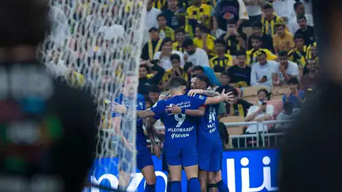 احتفال لاعبو الهلال أمام جماهير الاتحاد