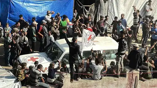 سيارة للصليب الأحمر في قطاع غزة أمس الاثنين