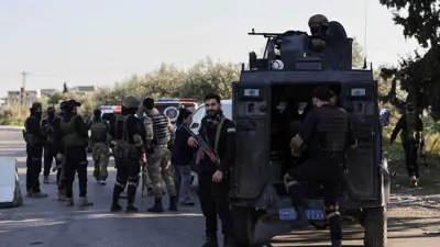 قوات تابعة للسلطات السورية الجديدة أمام قاعدة حميميم