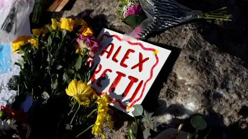 نصب تذكاري مؤقت في الموقع الذي قُتل فيه أليكس بريتي
