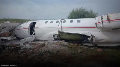 لحظات رعب في مطار مغربي.. سقوط طائرة مدنية بعد الإقلاع