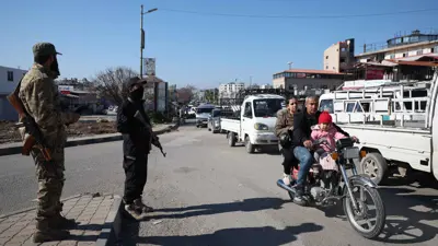 عناصر من قوات الأمن السوري عند مدخل مدينة جبلة السورية