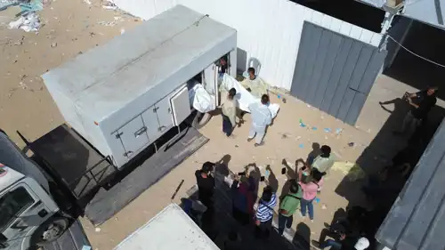 فرق الصليب الأحمر تسلم جثامين فلسطينيين من غزة 