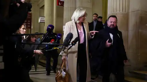 مارين لوبان أثناء مغادرتها قاعة المحكمة