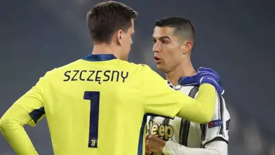 رونالدو وتشيزني خلال لعبهما سابقا في صفوف يوفنتوس