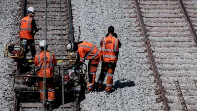 عمال يصلحون سككا حديدية