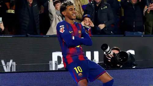 لامين يامال يحتفل بهدفه في أوفييدو