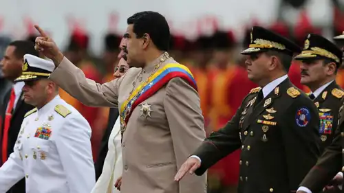 مادورو مع مسؤولين عسكريين فنزويليين