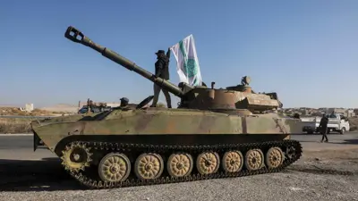 مسلح فوق دبابة لهيئة تحرير الشام في سراقب