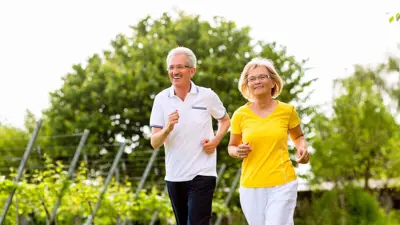 كبار في السن يلعبون الرياضة 