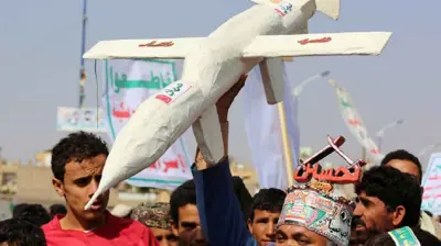 يمني يرفع مجسما لمسيّرة حوثية