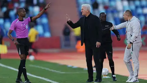 الحكم السنغالي عيسى سي يحذر مدرب الجزائر