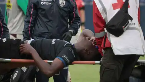 جان بيير أرويو خرج محمولا على نقالة