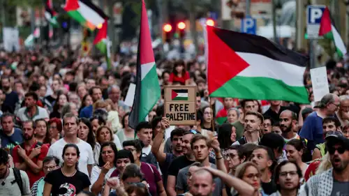 متظاهرون يحملون العلم الفلسطيني في إسبانيا