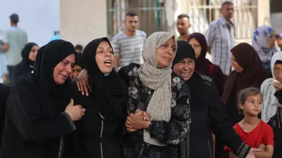 نساء في غزة بمستشفى الشفاء يبكين أقرباء لهن