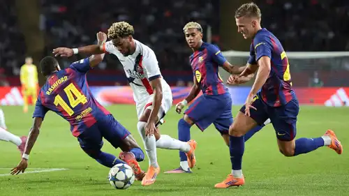 داني أولمو في مباراة برشلونة ضد باريس سان جيرمان