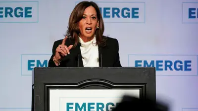 كامالا هاريس خلال إلقائها الكلمة