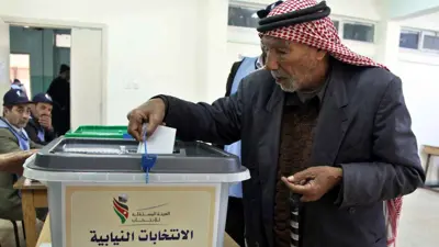 ناخب يدلي بصوته في انتخابات نيابية أردنية سابقة