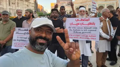 عبد المنعم المريمي خلال إحدى التظاهرات بطرابلس