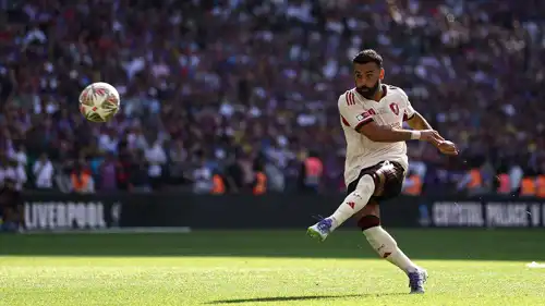 محمد صلاح يضيع ركلة ترجيح أمام كريستال بالاس