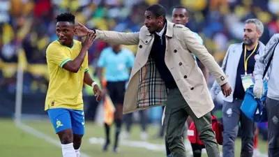 مايلولا مع مدربه موكوينا في صن داونز الجنوب إفريقي