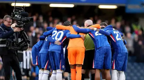 لاعبو تشيلسي تجمعوا حول حكم لقاء نيوكاسل