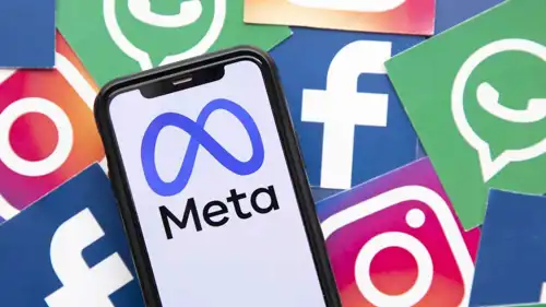 شعار ميتا على شاشة هاتف ذكي وفي الإطار شعارات تطبيقات الشركة