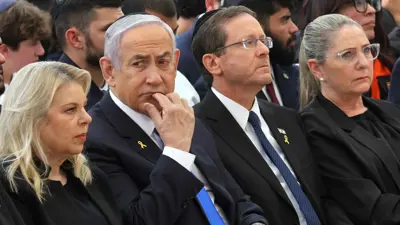 بنيامين نتنياهو وسارة (يسار)