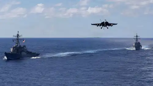 مدمرتان أمريكيتان ومقاتلة