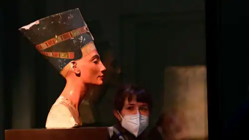 تمثال الملكة المصرية نفرتيتي