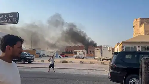 دخان يتصاعد من موقع الهجوم الإسرائيلي