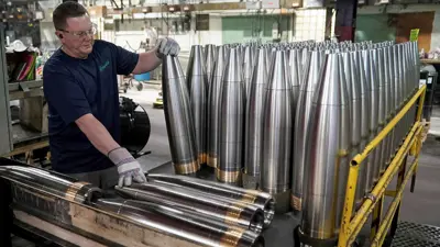 عامل بمصنع ذخيرة أمريكي في بنسلفانيا 