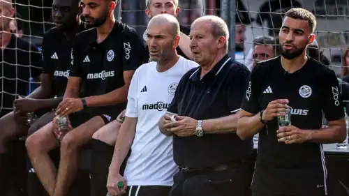 رولان كوربيس وعلى يمينه زين الدين زيدان