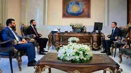 الرئيس السوري أحمد الشرع مع رئيس المخابرات العراقية حميد الشطري