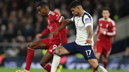 ألكسندر إيزاك في مباراة ليفربول وتوتنهام