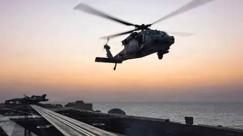 مروحية تهبط على حاملة الطائرات أبراهام لينكولن