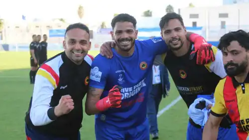 حمزة الغانمي (يمين) مع زميله سيف الشرفي 