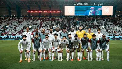 وليد عبد الله مع لاعبي الدرعية في الأول بارك