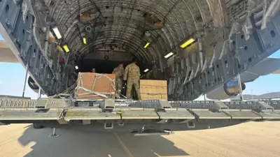 طائرة أمريكية أثناء تفريغ ذخيرة في إسرائيل