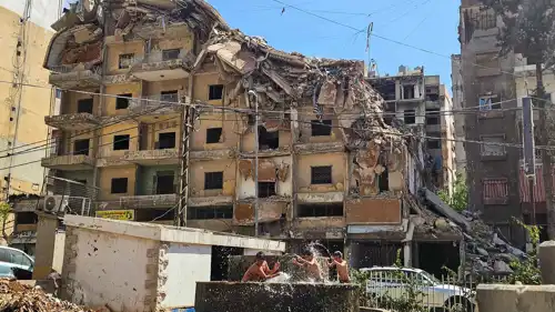 أطفال يستجمون في نافورة بحارة حريك معقل حزب الله