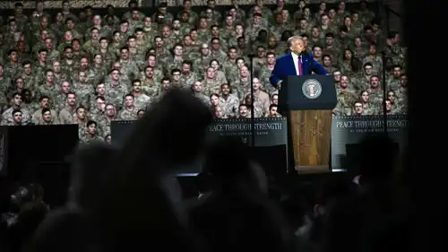 الرئيس الأمريكي دونالد ترامب يتحدث لجنود أمريكيين