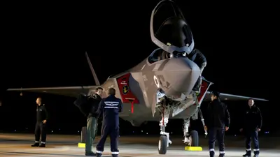 جنود إسرائيليون بالقرب من طائرة مقاتلة طراز إف-35