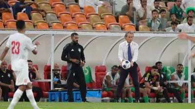 مانشيني خلال مباراة السعودية والبحرين في تصفيات المونديال